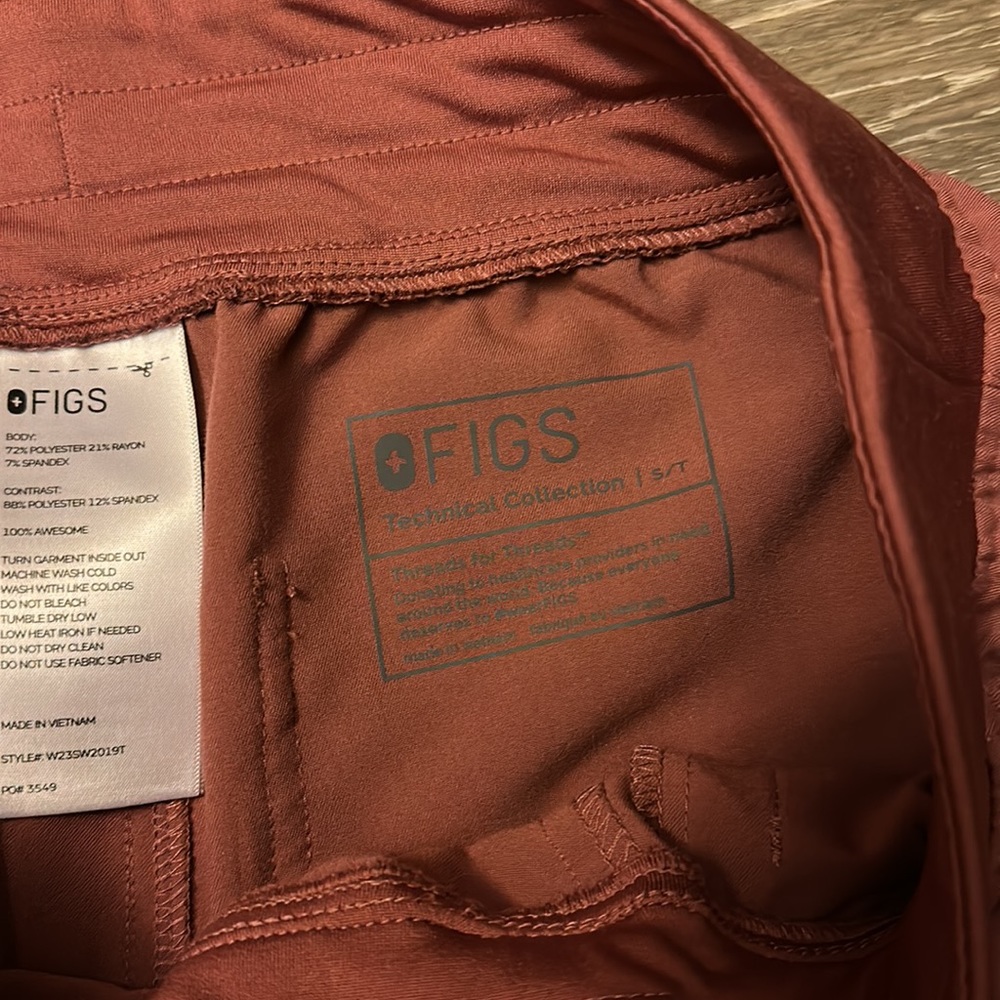 Figs Women's Scrub Set in Pink - Picture 3 of 4